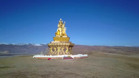 Big-Buddha-auf-dem-Rasen-Hügel-am-Yarchen-Gar-Kloster-in-Garze-Tibet,-Sichuan,-China.