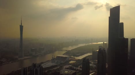 Guangzhou-paisaje-atardecer-ctf-edificio-Cantón-Torre-río-panorama-aéreo-4k-china