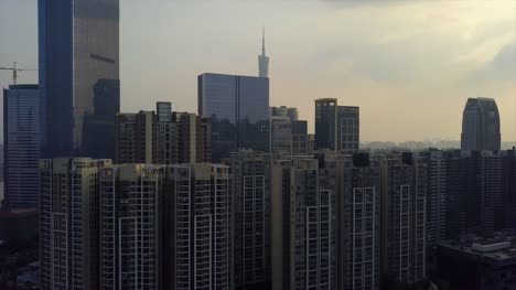 Abendzeit-Guangzhou-Innenstadt-Turm-oben-Stadtbild-aerial-Panorama-4k-china