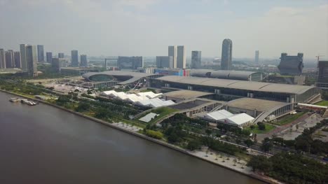 exposición-y-Convención-de-Guangzhou-centro-china-de-panorama-aéreo-4k-de-tiempo-de-día-junto-al-río-Perla