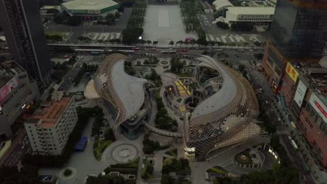 Centro-de-deportes-de-tianhe-del-atardecer-china-de-panorama-aéreo-4k-de-estadio-guagzhou-parc-central-centro-comercial
