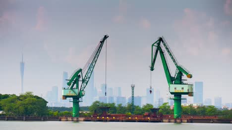 Guangzhou-industriellen-Krane-Fluss-Innenstadt-Panorama-4k-Zeitraffer-china
