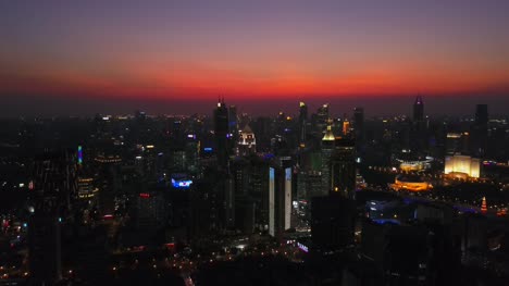 China-Shangai-de-noche-al-atardecer-panorama-aérea-de-la-azotea-de-paisaje-urbano-centro-4k