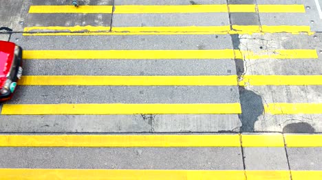 Belebten-Fußgänger--und-Auto-Kreuzung-am-Hong-Kong---Zeitraffer