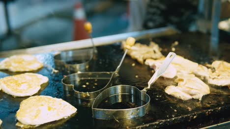 Huhn-Würfeln,-Kochen-und-auf-Bbq-Grill-Ofen-geflammt.-Nacht-Markt-Suppen-Hersteller-in-Taiwan