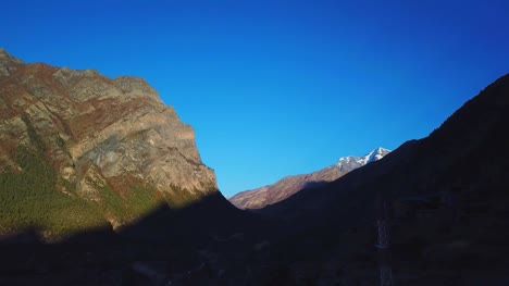 Amanecer-sobre-el-pico-en-la-Cordillera-del-Himalaya,-Nepal