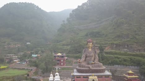 Vista-de-la-estatua-de-Guru-Padmasambhava,-Valle-de-Katmandú,-Nepal---16-de-octubre-de-2017