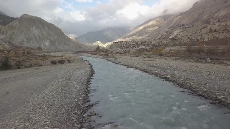 Río-en-Himalaya-gama-Nepal-de-vista-aérea-de-perfil-cinelike-abejón