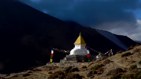 Buddhistische-Stupa-und-Schnee-Berg