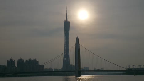 Sonnenuntergangszeit-Guangzhou-Stadt-berühmte-Brücke-Kanton-Turm-am-Flussufer-Panorama-4k-china