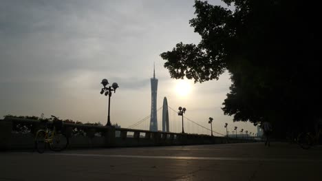 Sonnenuntergangszeit-Guangzhou-Stadt-berühmte-Brücke-Kanton-Turm-am-Flussufer-Bucht-Slow-Motion-Panorama-4k-china