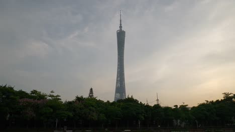 hora-del-atardecer-ciudad-de-guangzhou-Cantón-famosa-torre-superior-delantera-lenta-panorama-4k-china