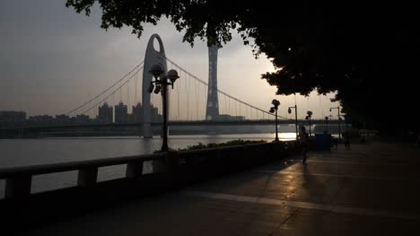 Sonnenuntergangszeit-Guangzhou-Stadt-berühmte-Brücke-Kanton-Turm-am-Flussufer-Bucht-Slow-Motion-Panorama-4k-china