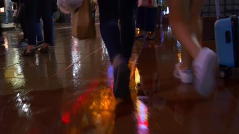 Shanghai-Stadt-Nacht-Zeit-beleuchtet-regnerischen-Boden-Reflexion-Fußgänger-Straße-Panorama-4k-china