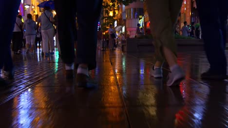 Shanghai-Stadt-Nacht-Zeit-beleuchtete-berühmten-Fußgängerzone-gehen-Menschen-Panorama-4k-china
