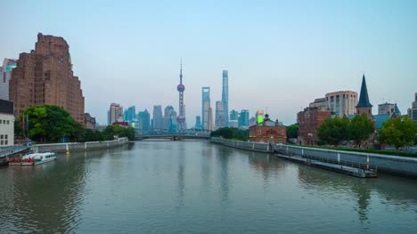 Crepúsculo-iluminan-panorama-de-la-bahía-de-río-centro-de-ciudad-4k-de-Shangai-china-de-lapso-de-tiempo