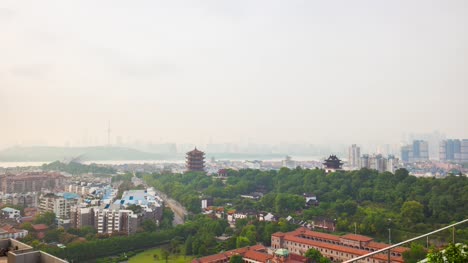 sonnigen-Tag-Wuhan-Stadtbild-berühmten-Park-am-Flussufer-auf-dem-Dach-Panorama-4-k-Zeit-hinfällig,-china