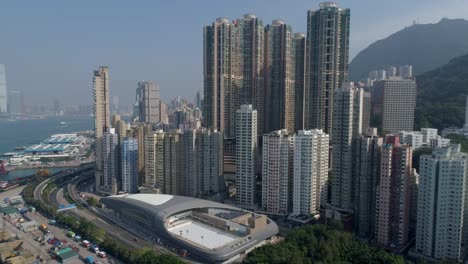 sonnigen-Tag-Hongkong-berühmte-Kennedy-Stadt-Schwimmbad-aerial-Panorama-4k-china