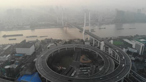 Nanpu-Brücke-über-den-Huangpu-Fluss-im-Morgengrauen,-Shanghai,-China