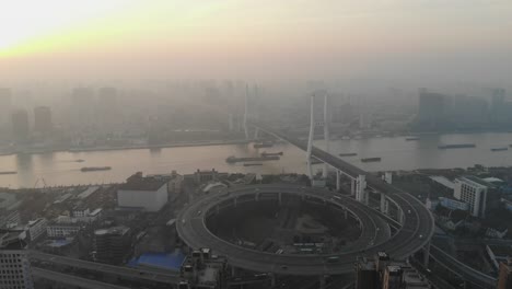 Nanpu-puente-sobre-Río-de-Huangpu-en-amanecer,-Shanghai,-China
