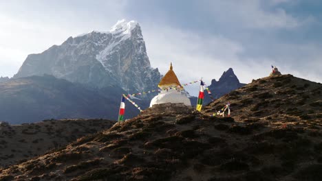 Steadicam-Schuss-des-Stupa-mit-Gebetsfahnen-auf-dem-richtigen-Weg-zum-Basislager-des-Mount-Everest-im-Himalaya,-Nepal