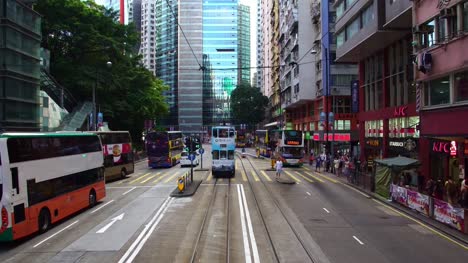 Erhöhten-Blick-auf-eine-typische-Straßenszene-und-Neonröhren-in-Mong-Kok-Bezirk,-Kowloon,-Hong-Kong,-China