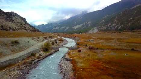 Fluss-im-Himalaya-Nepal-zwischen-Luftbild-von-Drohne