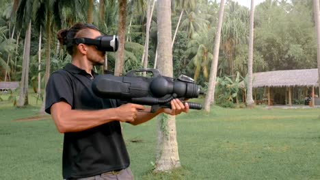 Mann-mit-Waffe-virtual-Reality-Spiel-im-Dschungel