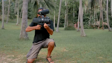 Hombre-con-arma-de-juego-de-realidad-virtual-en-la-selva