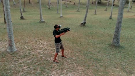 Mann-mit-virtual-Reality-Spiel-im-Dschungel,-Drohne-Schuss-Waffe
