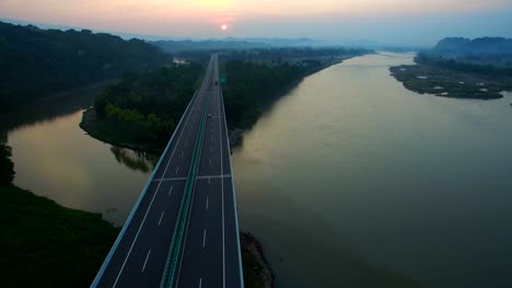 Autobahn-bei-Sonnenuntergang-Luftaufnahme