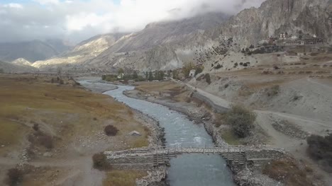 Río-en-Himalaya-gama-Nepal-de-vista-aérea-de-abejón