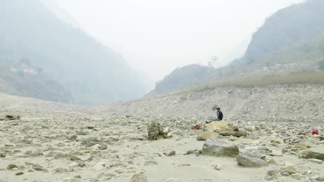 Guía-nepalí-tiene-un-descanso-en-la-piedra.-Circuito-de-Manaslu-trek.