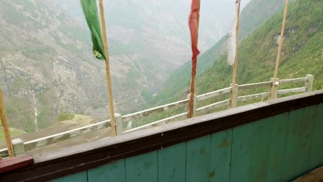 Blick-vom-hochgelegenen-Kloster-in-Nepal,-Dorf-Prok,-Manaslu-Circuit-Trek.