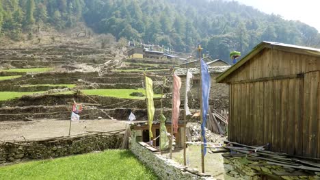 Farbigen-Fahnen-im-nepalesischen-Dorf-Lho.-Manaslu-Circuit-Trek.