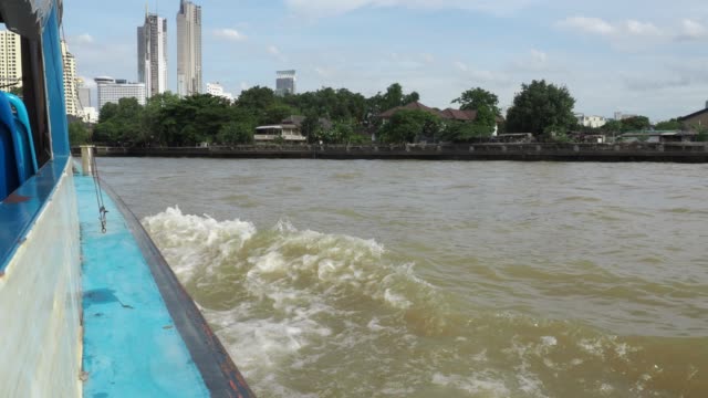 Blick-auf-Bangkok-vom-Boot,-öffentliche-Verkehrsmittel-am-Chao-Praya-Fluss-bewegt.-Thailand.