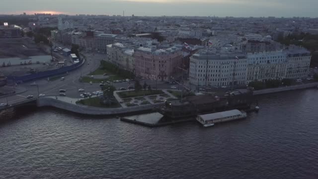 Zentrum-von-Sankt-Petersburg-von-Birjevoy-Brücke-mit-Retro-Schiff.