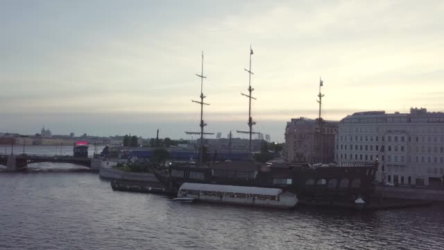 Zentrum-von-Sankt-Petersburg-von-Birjevoy-Brücke-mit-Retro-Schiff.