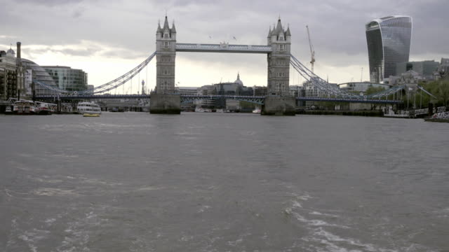 Blick-vom-Boot-weg-von-Tower-Bridge
