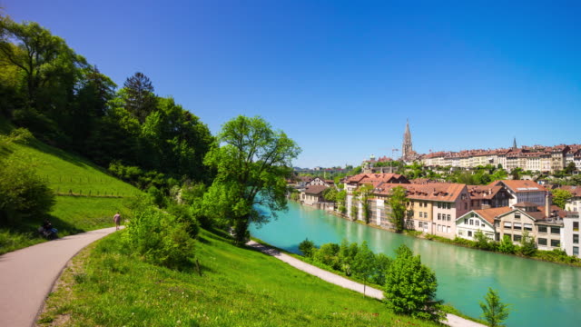 der-Schweiz-Sonnentag-Bern-Stadtbild-am-Flussufer-Bucht-Panorama-4k-Zeitraffer