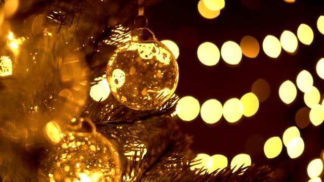 Decoración-de-la-bola-de-Navidad-en-árbol-con-fondo-de-luces-bokeh