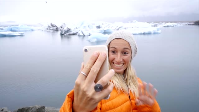 Slow-Motion-Video-Selfie-Porträt-der-jungen-Frau,-die-durch-Gletscherlagune-in-Island