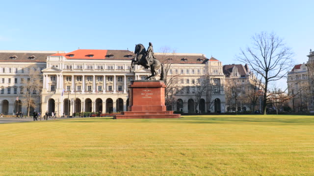 Statue-of-ferenc-Rakoczi-II-at-the-Hungarian-Parliament