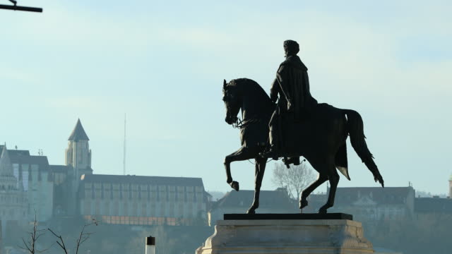 Estatua-de-ferenc-Rakoczi-II-en-el-Parlamento-Húngaro
