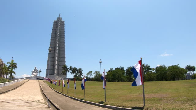 Der-Platz-der-Revolution-dominiert-das-José-Martí-Denkmal-mit-Blick-auf-den-Platz
