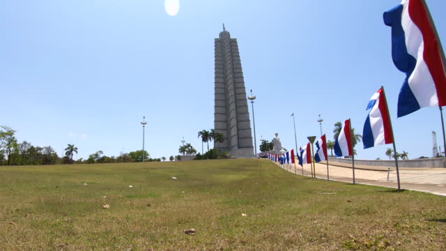 La-Plaza-de-la-revolución-está-dominada-por-el-monumento-a-José-Martí-que-da-a-la-Plaza