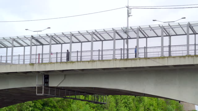 Einige-der-Menschen-zu-Fuß-auf-die-Brücke-in-Narva,-Estland