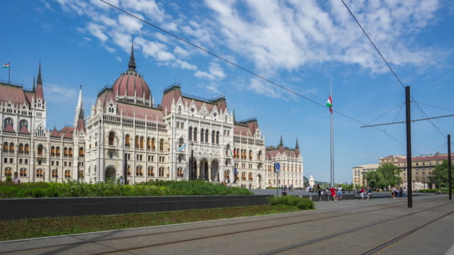 Edificio-del-Parlamento-de-Budapest-con-tranvía-timelapse-en-Hungría,-lapso-de-tiempo-4K
