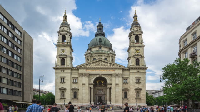 Budapest-St.-Stephen-Basílica-con-timelapse-Turismo-en-Hungría,-lapso-de-tiempo-4K