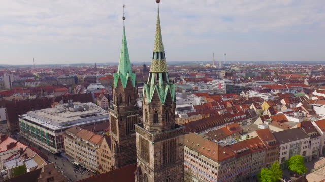 Aerial-Kirche-mit-Nürnberg-Stadt-im-Hintergrund